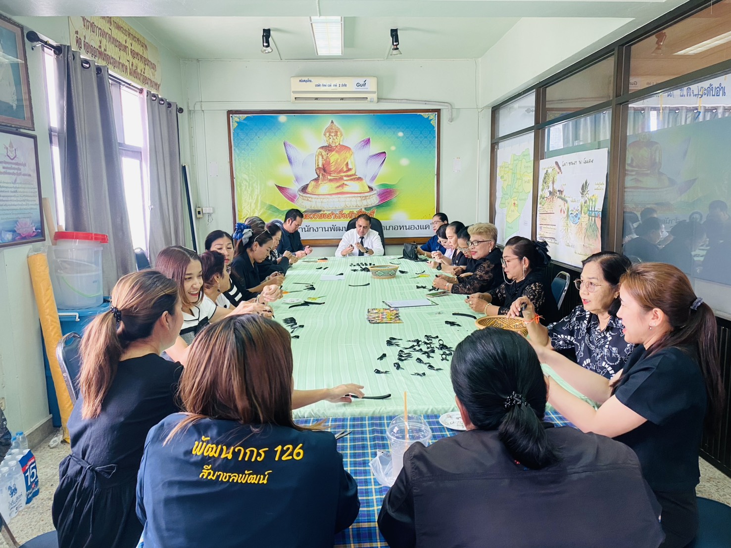 สพอ.หนองแค ร่วมกับคณะกรรมการพัฒนาสตรีอำเภอ (กพสอ.) “จัดกิจกรรมประดิษฐ์เข็มกลัดริบบิ้นดำ” เพื่อแจกให้แก่ประชาชนนำติดเสื้อ ถวายความอาลัยแด่ สมเด็จพระนางเจ้าสิริกิติ์ พระบรมราชินีนาถ พระบรมราชชนนีพันปีหลวง