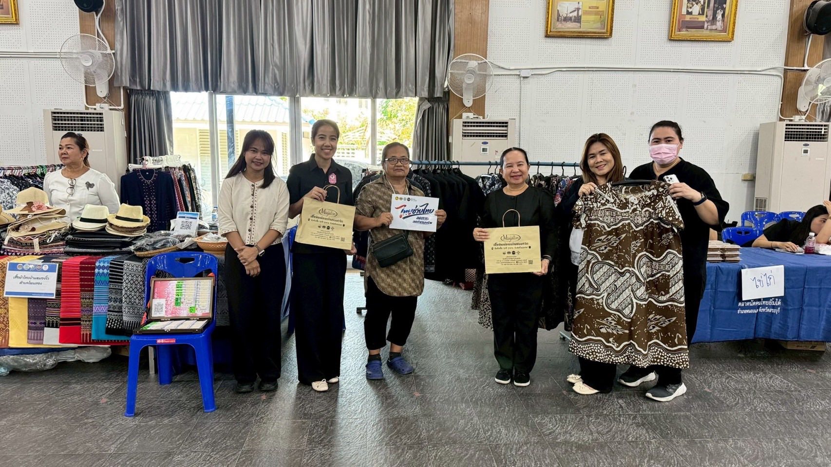 พช.หนองแค ร่วมสนับสนุนตลาดนัด “ไทยช่วยไทย ลดภาระ ลดค่าครองชีพ” กระตุ้นเศรษฐกิจฐานราก กระจายรายได้สู่ชุมชน
