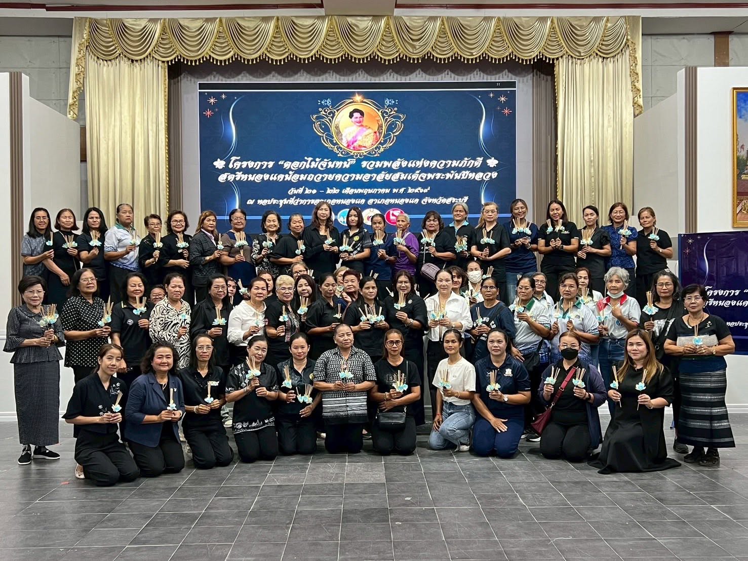 พช.หนองแค ร่วมขับเคลื่อน “โครงการดอกไม้จันทน์ รวมพลังแห่งความภักดี สตรีหนองแคน้อมถวายความอาลัยสมเด็จพระพันปีหลวง”