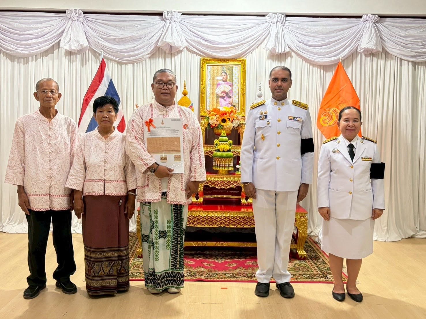 พช.หนองแค จัดพิธีมอบแบบลายผ้าพระราชทาน ‘ผ้าลาย ขอสมเด็จฯ - เจ้าฟ้าฯ’ และ ‘ผ้าลายบุปผาบรมราชินีนาถ’ เพื่อส่งต่อภูมิปัญญาแก่กลุ่มผู้ผลิตในพื้นที่